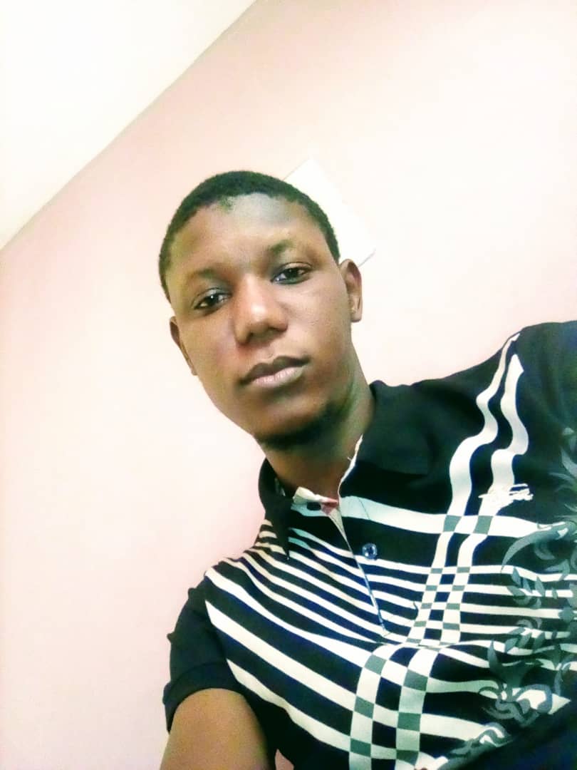 Portrait d'un jeune homme de la famille — Portrait récent, polo rayé. Légende à compléter par la famille.