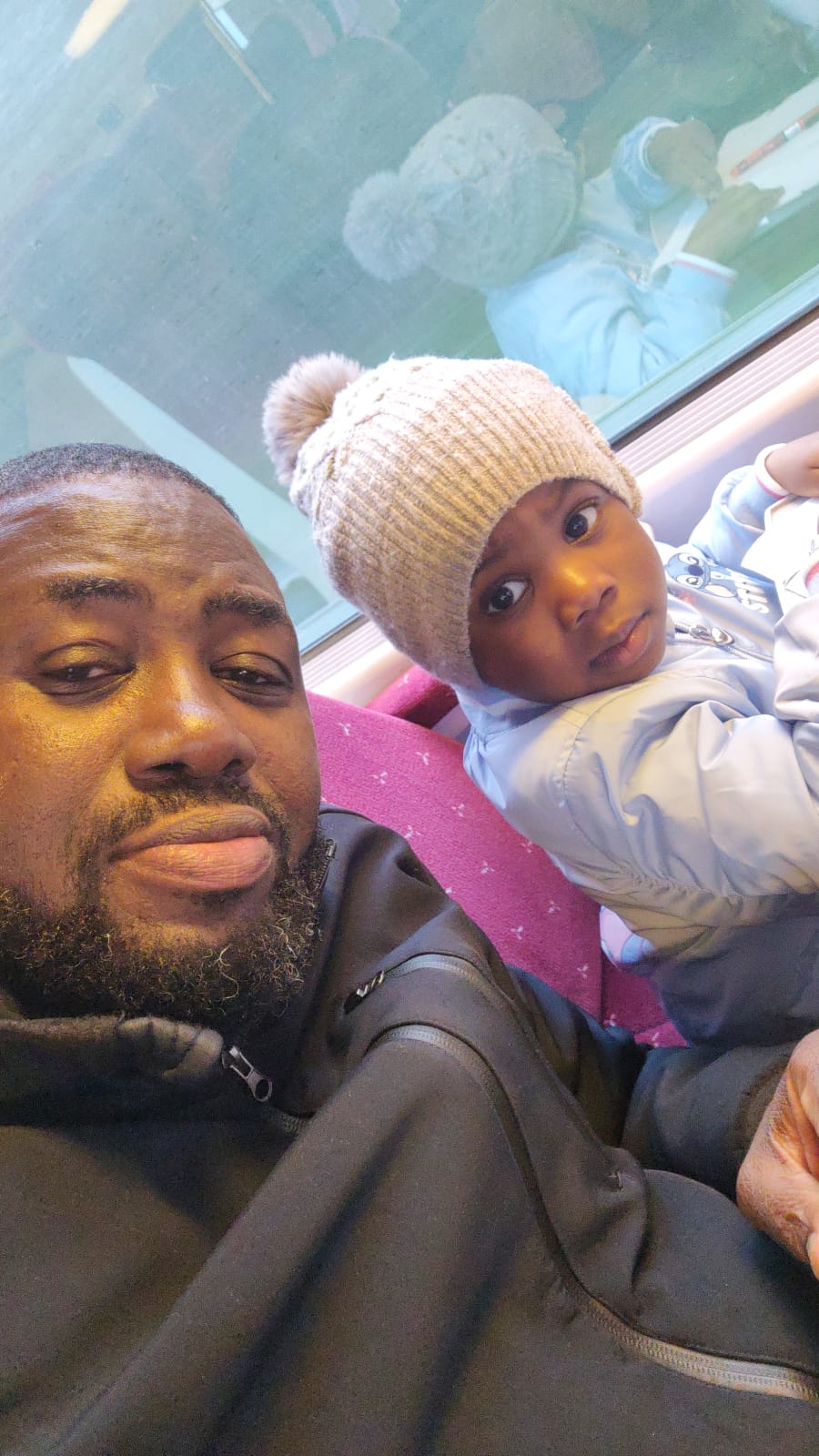 Un père et son enfant — Portrait pris au vol : un homme et un jeune enfant au bonnet.
